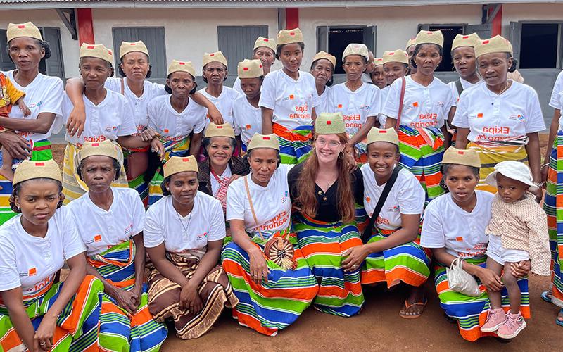 澳门新普京注册 alumna and Peace Corps volunteer Mackenzie Hafer with community members in Madagascar